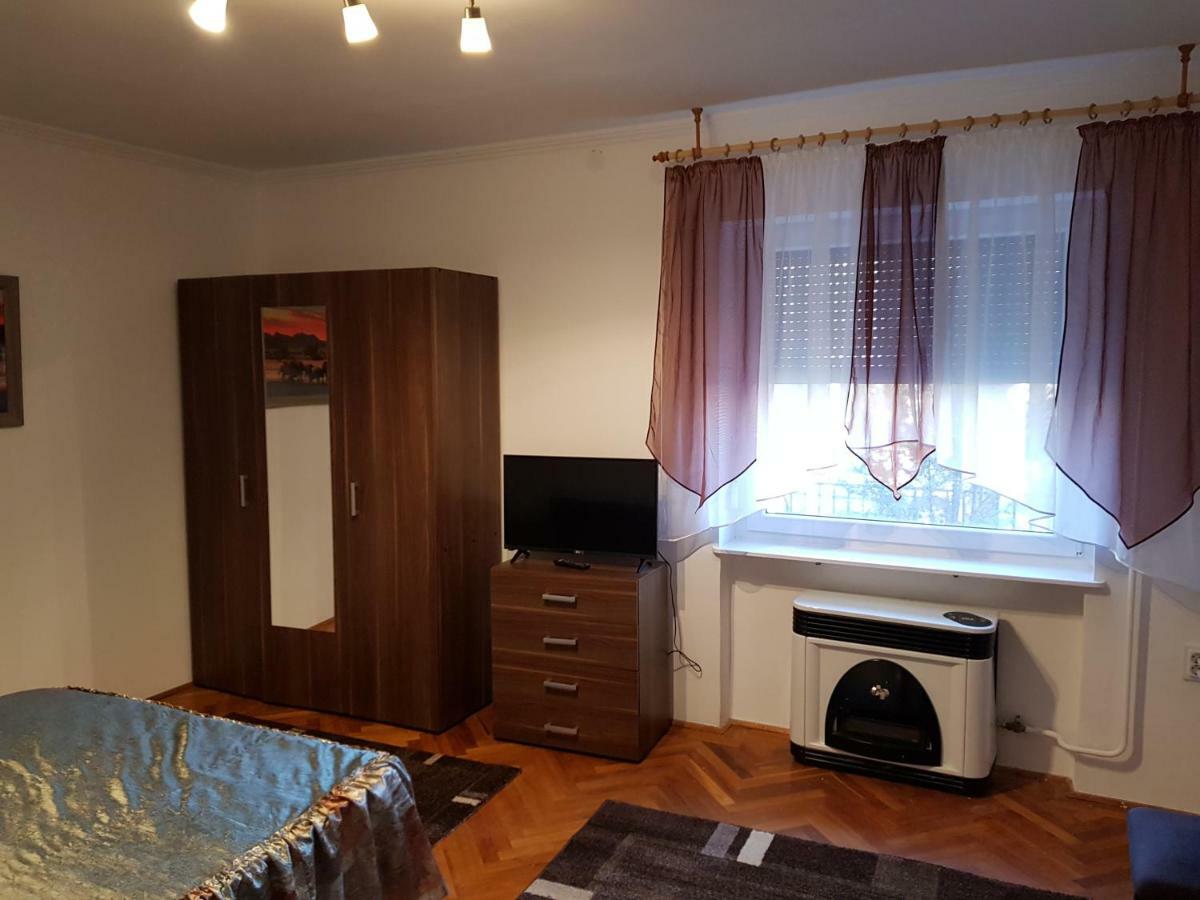 Lia Apartman Kiskunhalas Exterior photo